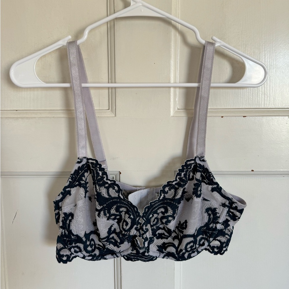 Wacoal‎ navy & silver lace wireless bra size 38C